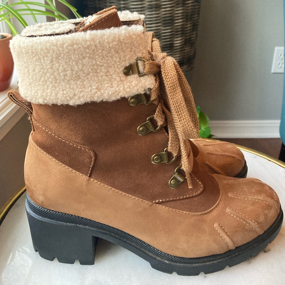 Women’s “Blondo” Stylish Weatherproof Winter Boot with heel. Size 7.